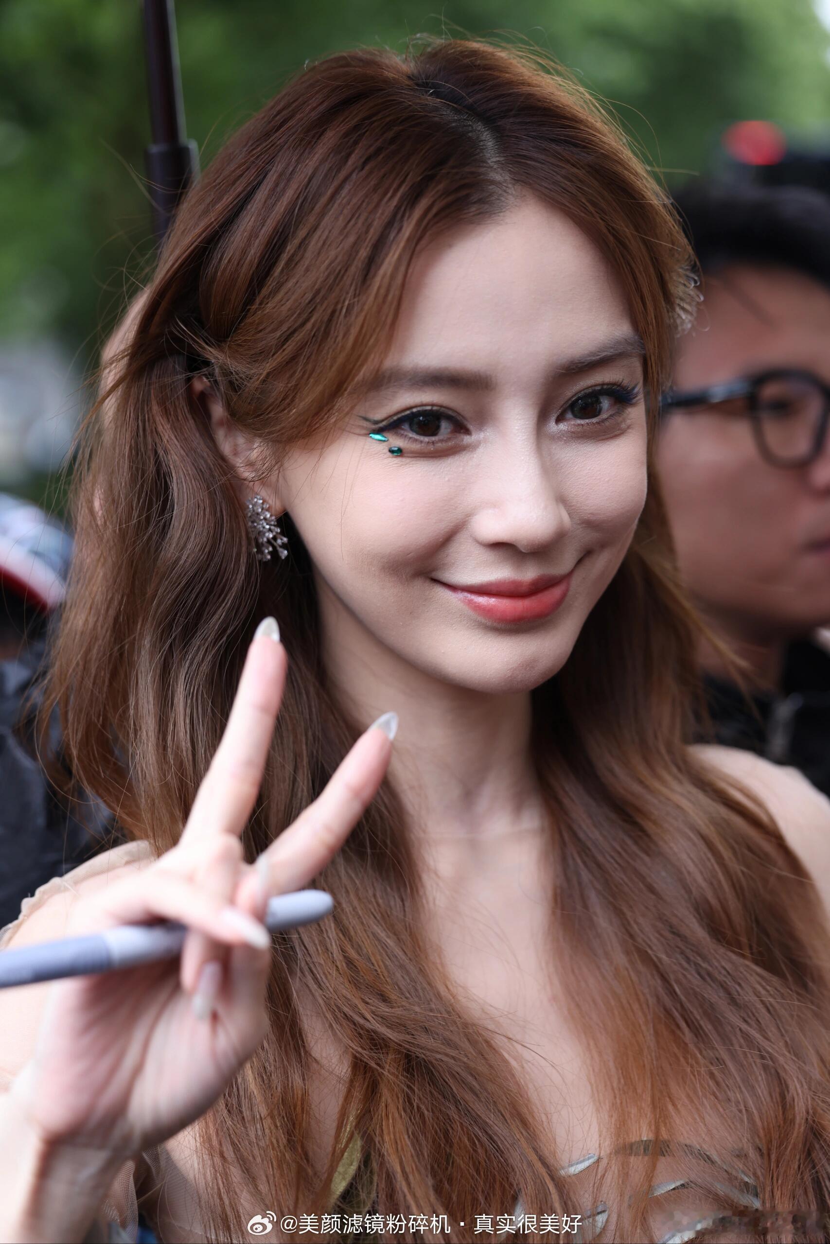Angelababy巴黎时装周状态生图还是这么美，为什么她现在不拍戏了？ ​​​