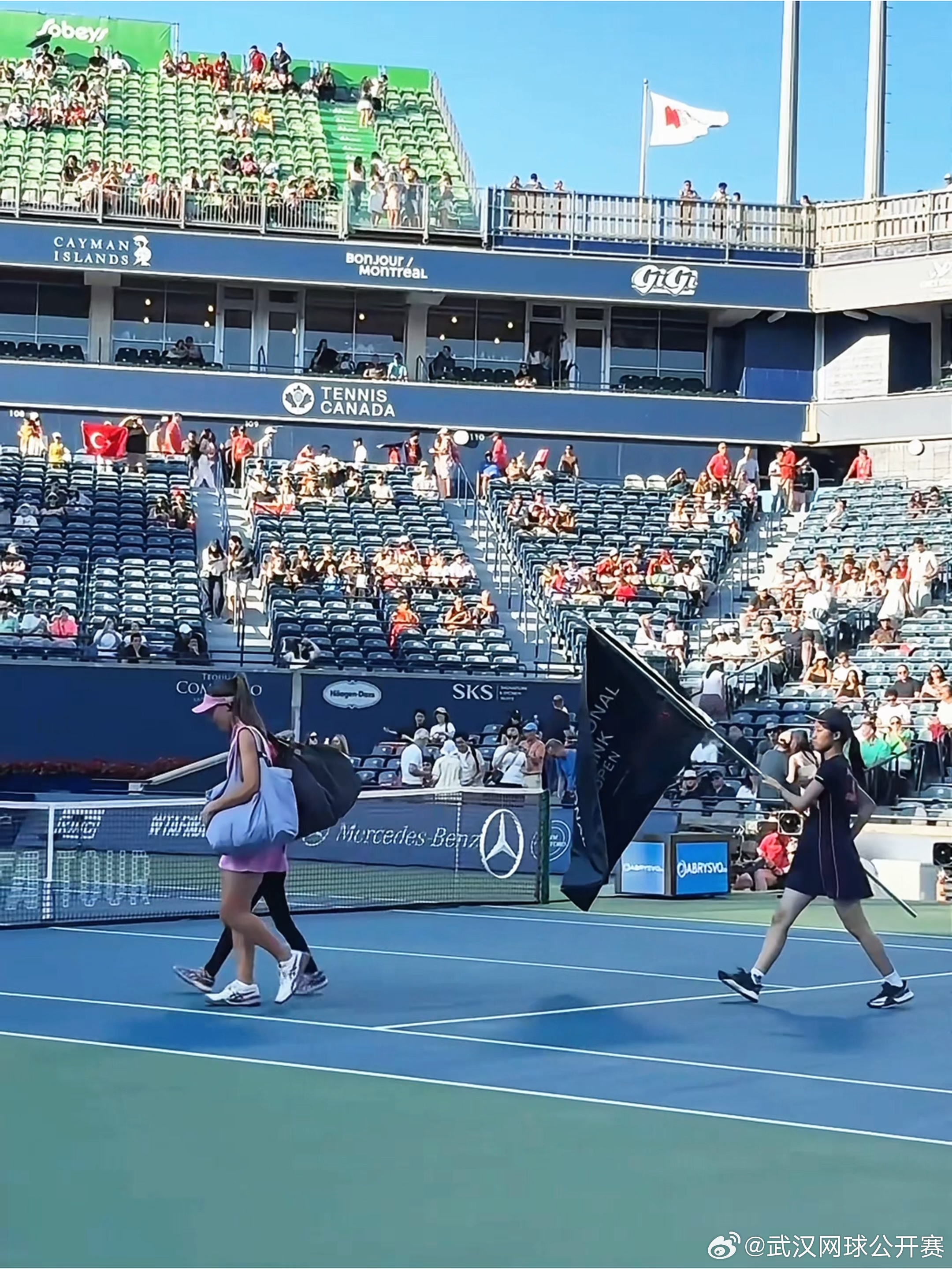 从江城到多伦多，两位武网女球童以护旗手身份亮相WTA1000 多伦多站中央球场！