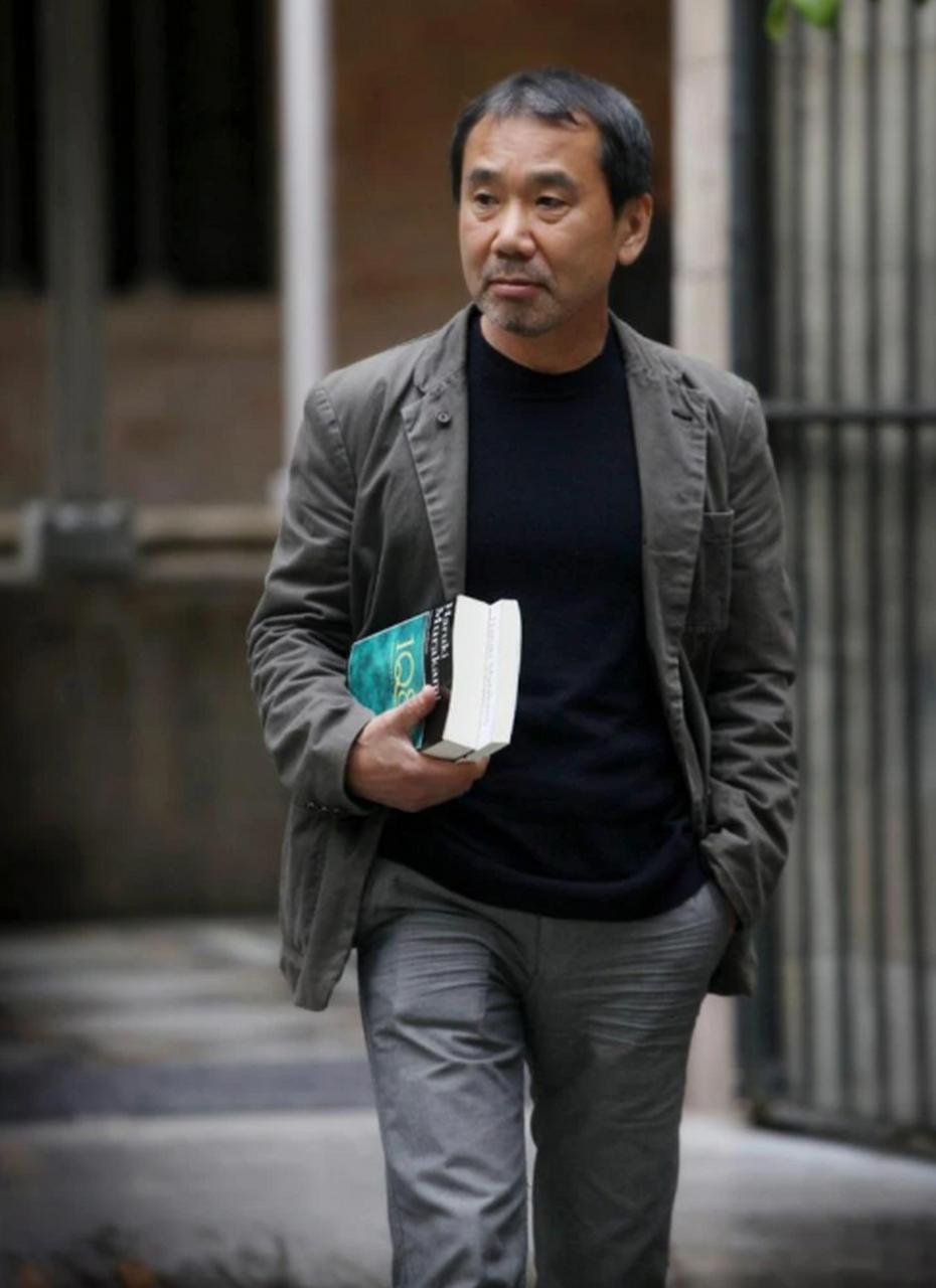 日本作家村上春树曾说：“我父亲是侵华日军，我从不吃中国菜，因为我不配，我也不生小