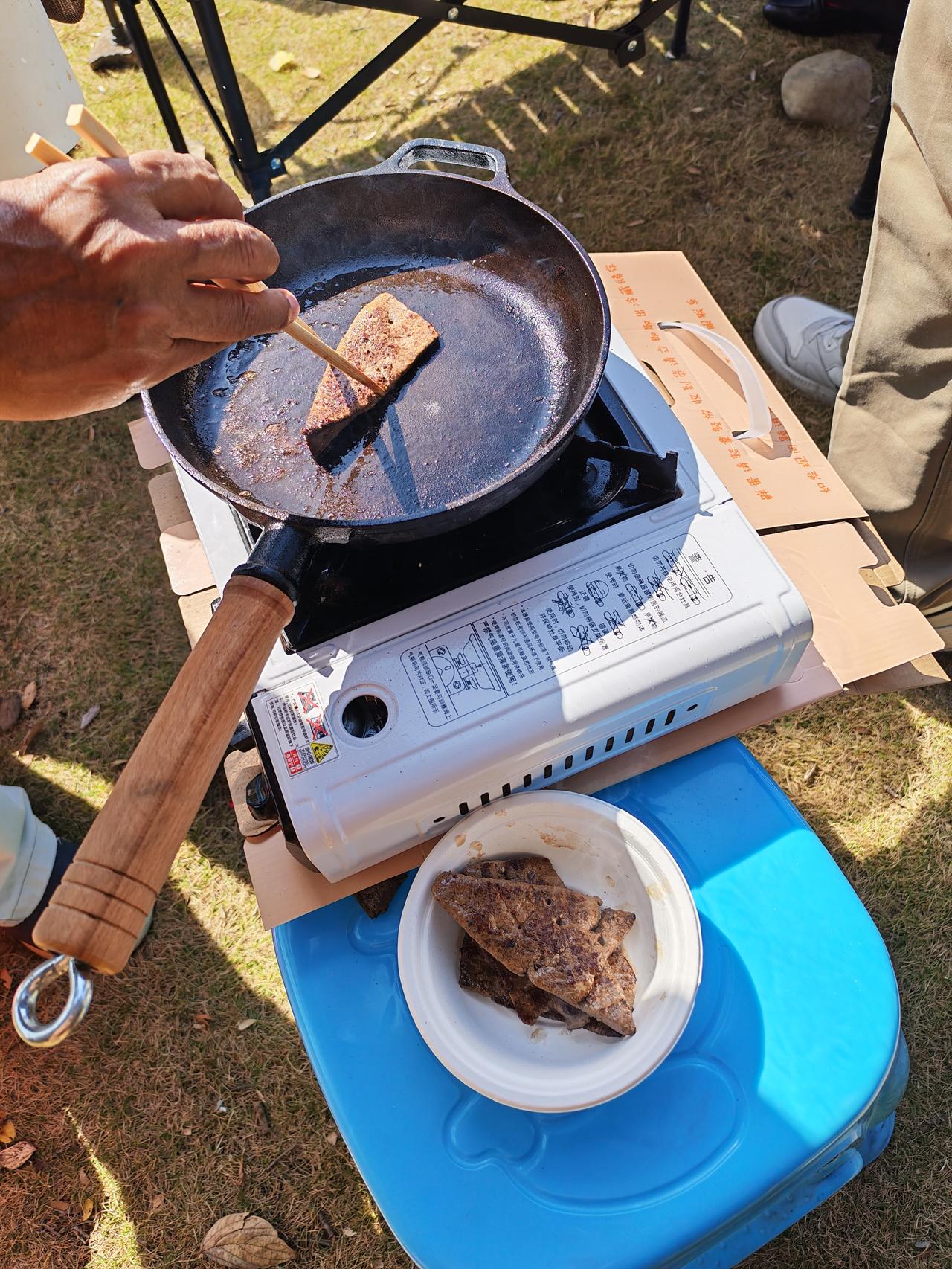 晒晒我的户外美食爱好✨
 我的兴趣爱好，就是在户外支起小锅，煎几块家乡的粑粑。