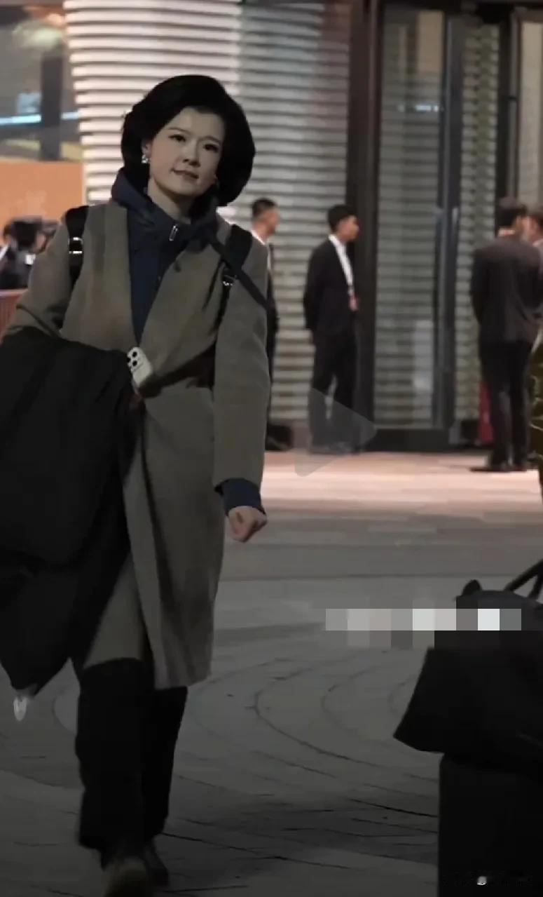 邹韵不愧外交顶级主持人，端庄又大方，气质不输董卿。给人一种即使是穿着正装也难掩身