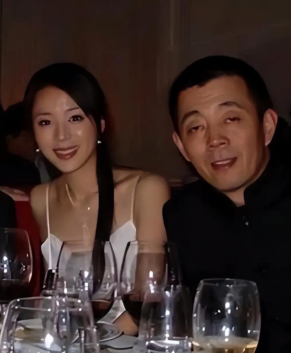 2003 年，导演顾长卫与张静初传出绯闻，妻子蒋雯丽抱着一岁的儿子冲到片场，当众