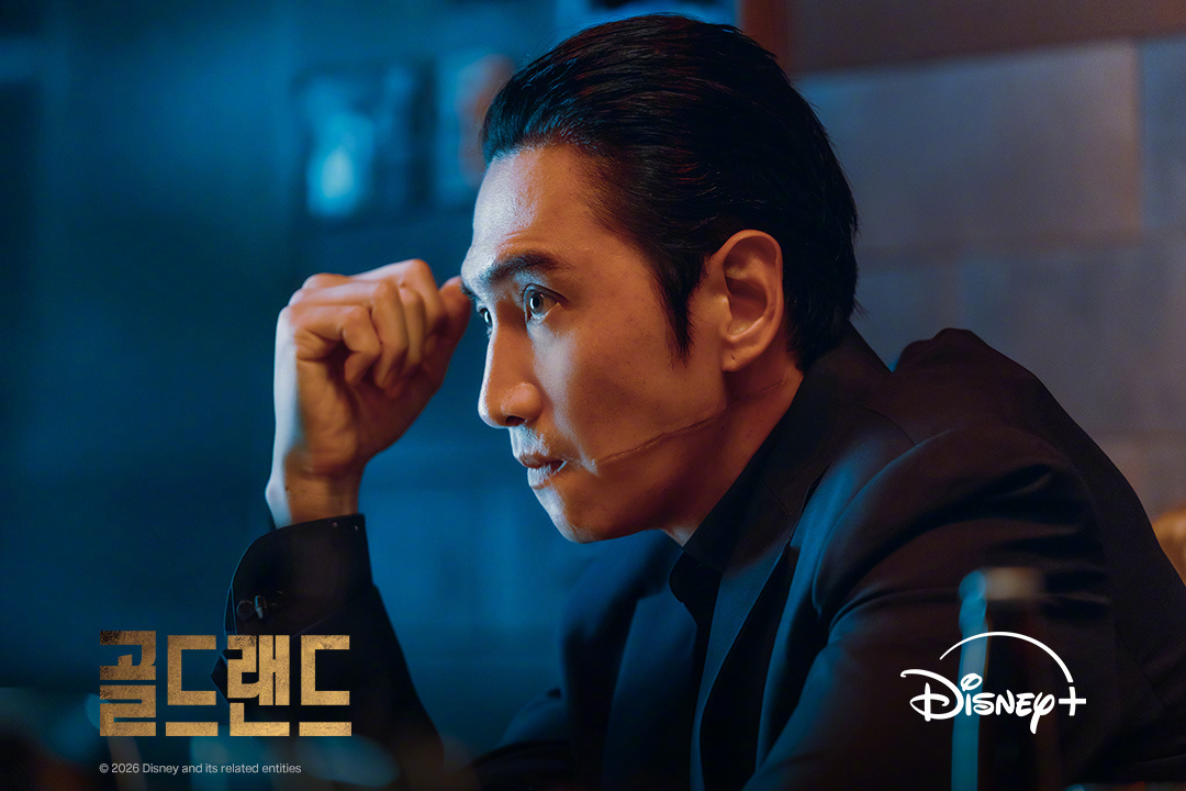Disney+新剧赌金 公开李光洙 剧照。该剧讲述熙珠在意外获得走私组织的150