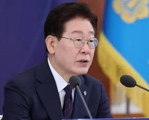 李在明这哥们是真看透了，比岛上那帮软骨头精一万倍。川普这老小子的剧本就没换过：先