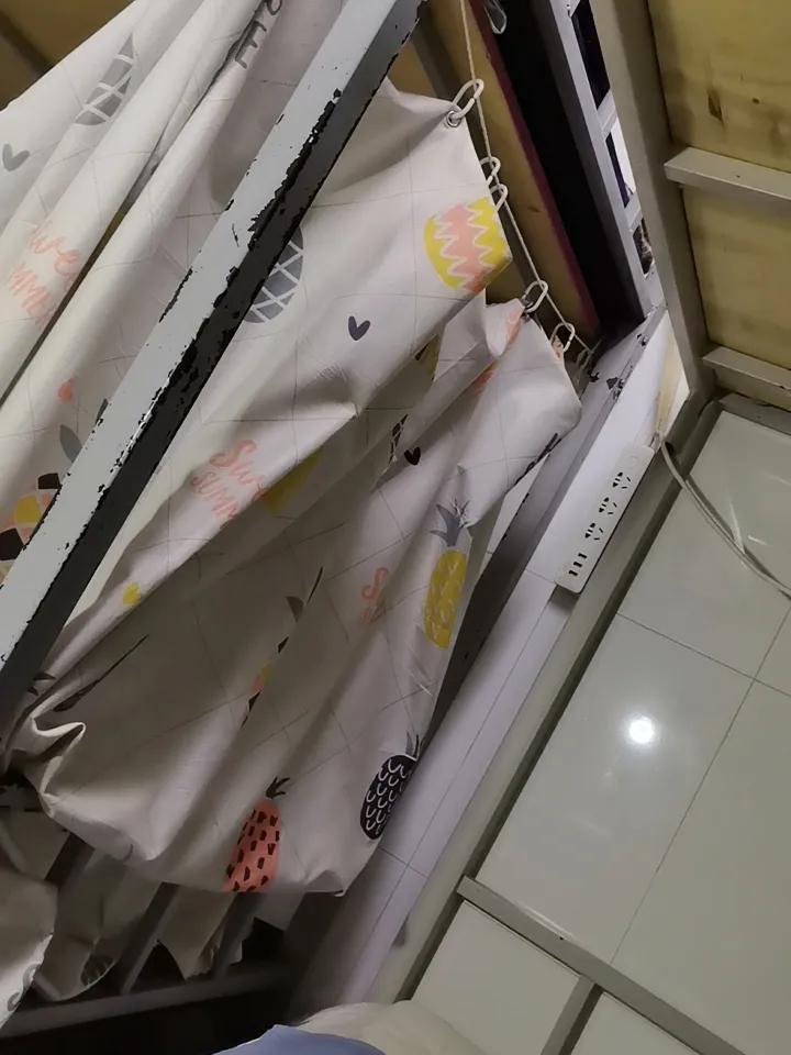 值班室的一角，虽不起眼，却藏着最真实的守护。泡面杯摞成小山，对讲机不时响起，那盏