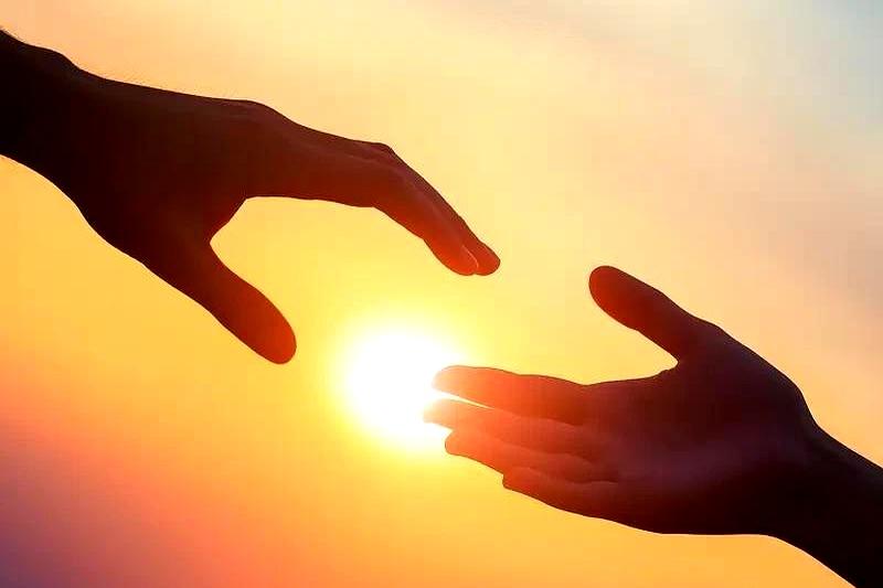 你们见过因为老人一句话，就送出一套房子的亲戚吗？
说出来不怕笑话，我和老公结婚那