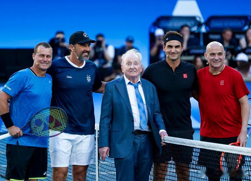 澳网2026 休伊特、拉夫特、罗德·拉沃尔、费德勒、阿加西在表演赛前合影。岁月催