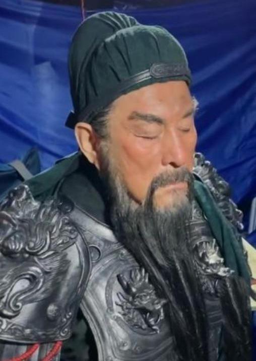 有些演员演角色，是工作；陆树铭演关羽，是天命。
1990年，一场大雨把他逼回家关