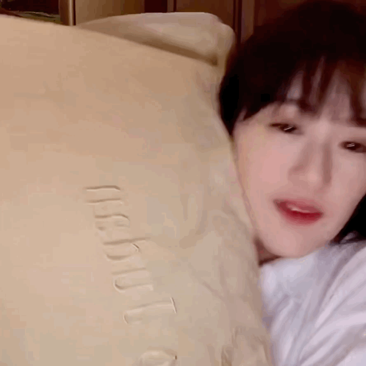 袁冰妍 袁冰妍 我最喜欢三月的风，四月的雨，不落的太阳和最好的你