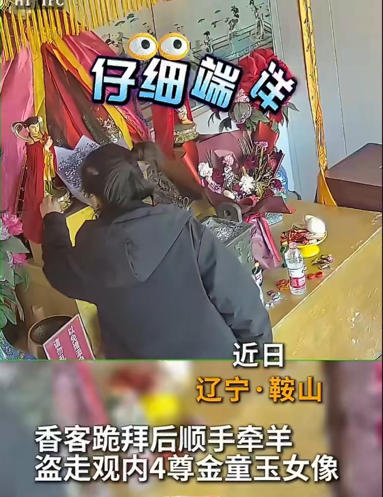 辽宁鞍山一座道观里，一男一女两名香客虔诚跪拜，叩首、起身、作揖，一套流程行云流水