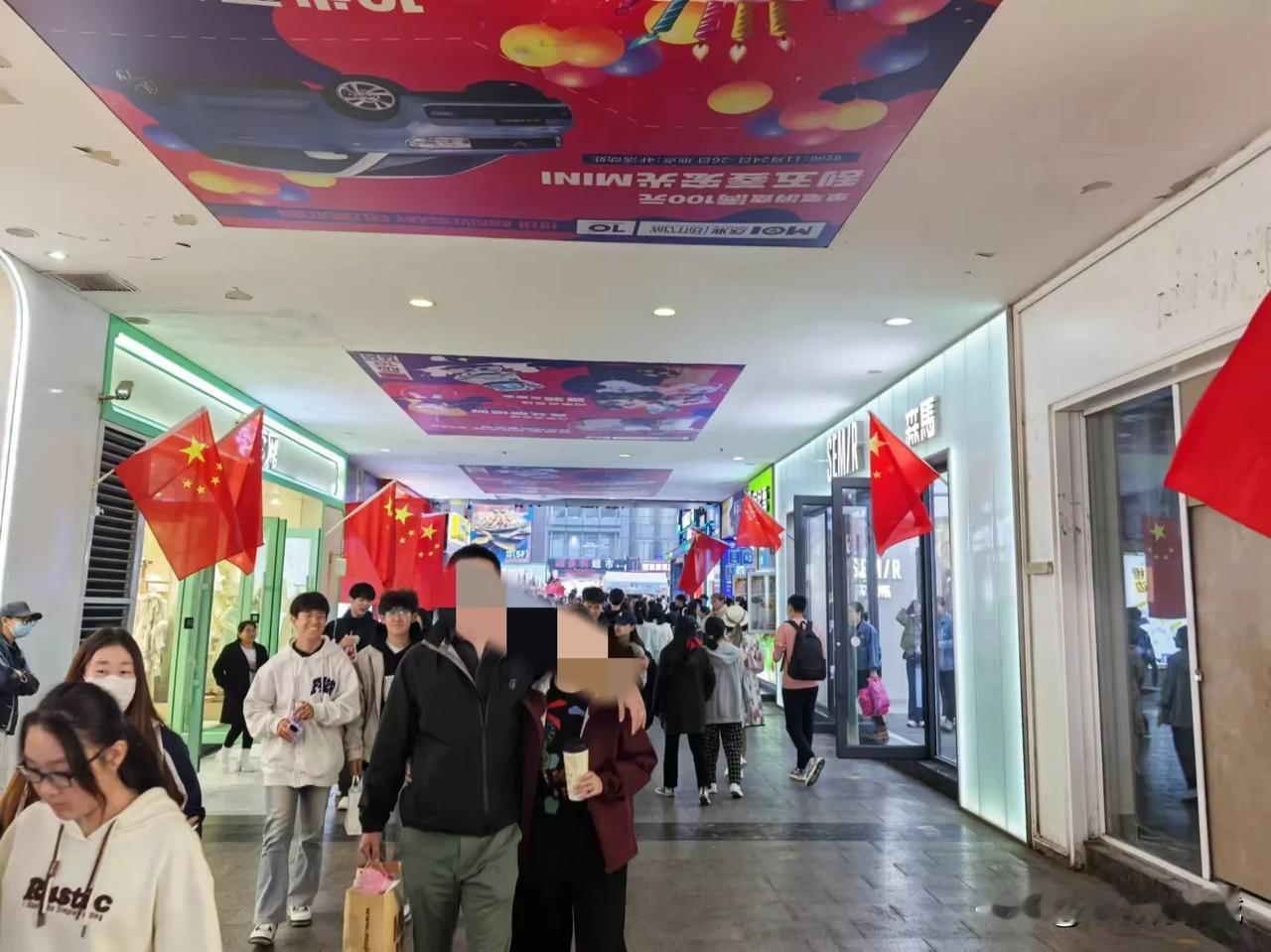 国庆小长假已经过半，呼和浩特中山路商圈依然是人挤人，人挨人！八成是外地游客，20