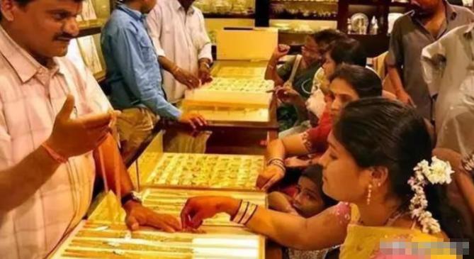 印度想把自己存在美国的黄金运回家，美国不让。可另一边，中国却用聪明的办法，把黄金