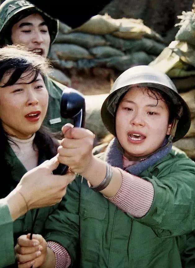 大学生泪洒老山
1986年9月20日 ，西安高校赴老山前线慰问团团员 ，在老山阵