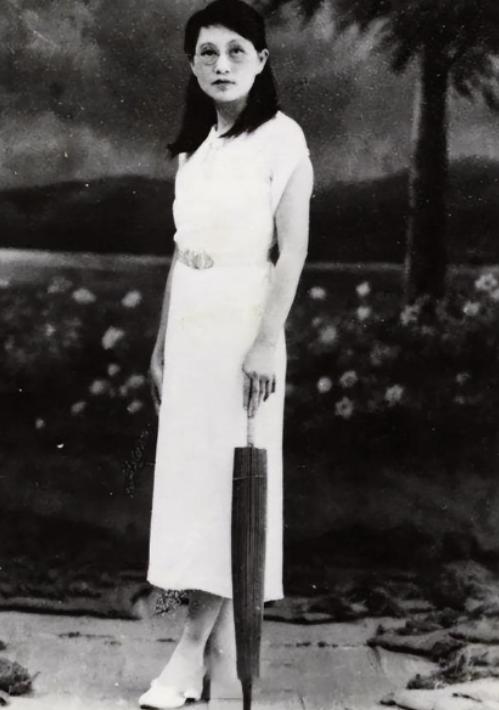 1909年，16岁的白薇与婆婆发生争执，丈夫竟然抄起板凳砸向她的背，婆婆见她倒下