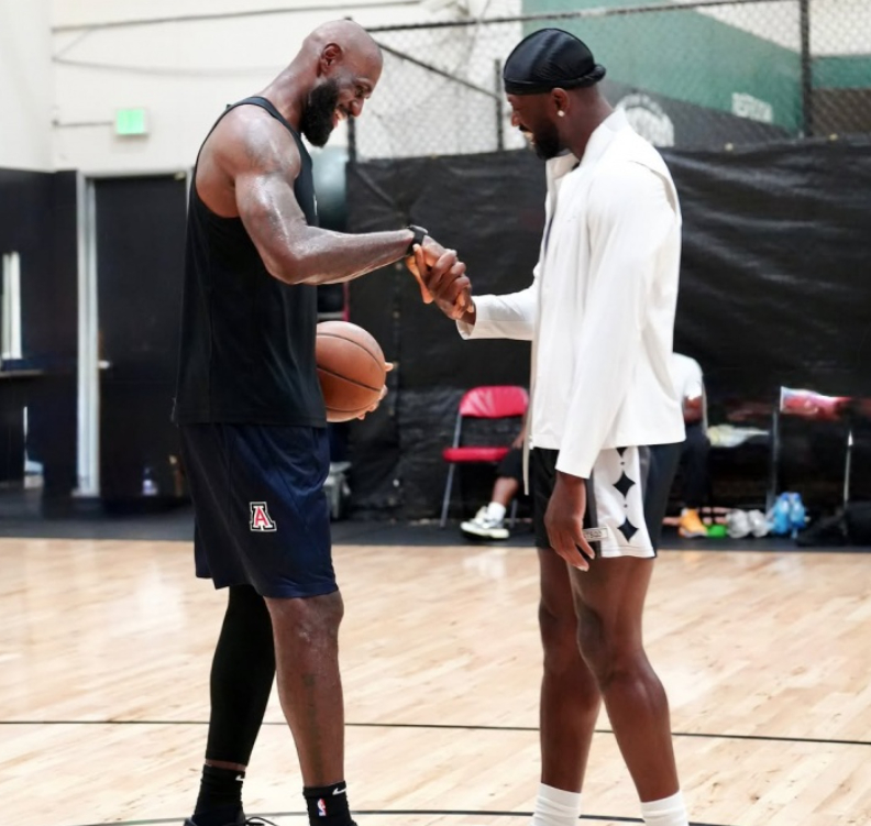 今日，NBA名宿韦德更新Instagram，晒出一组他去探班76人球星詹姆斯的训