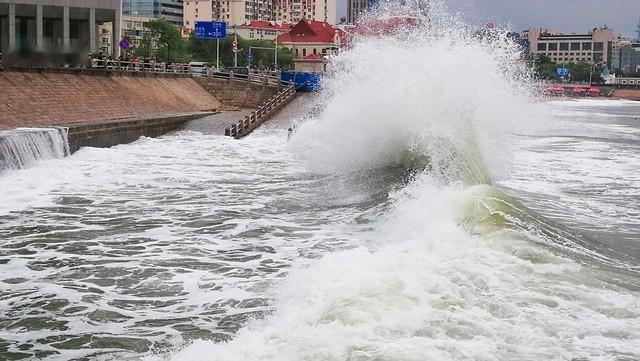 台风“巴威”遇上大潮，青岛前海一线昨夜经历严重海水倒灌

受台风“巴威”外围环流