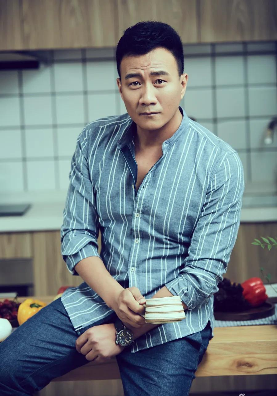 演员，何冰说，上大学的时候我和胡军关系很好，我们俩住下铺头对头，那时候学校有献血