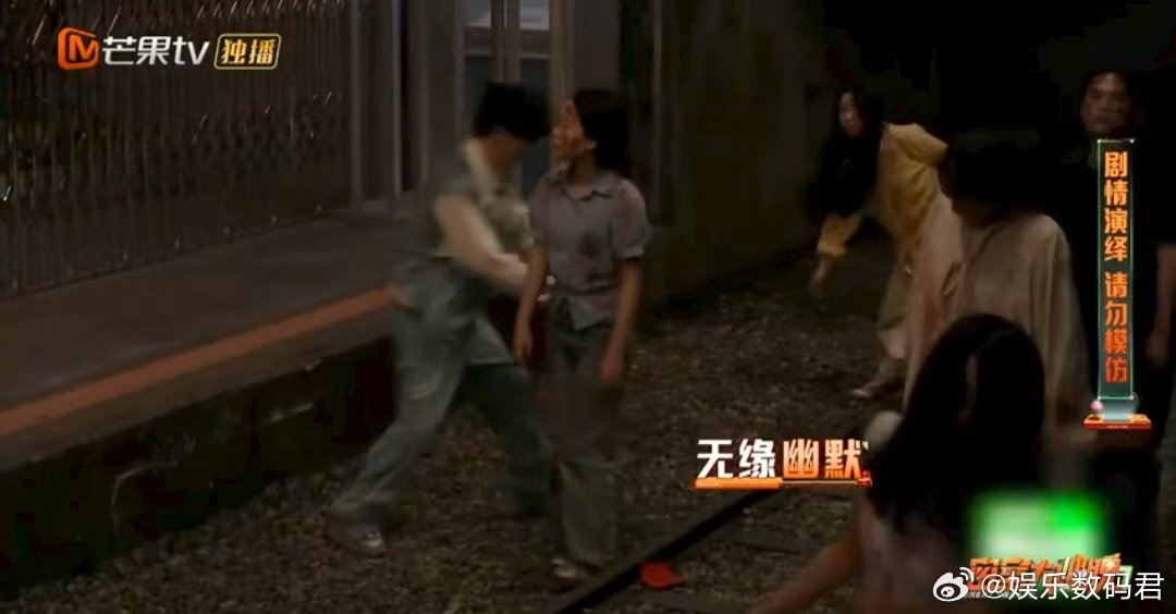 杨幂[超话]杨幂柔韧性完美救场密室大逃脱 密逃E星人动作任务卡关？化身掰腿外援及