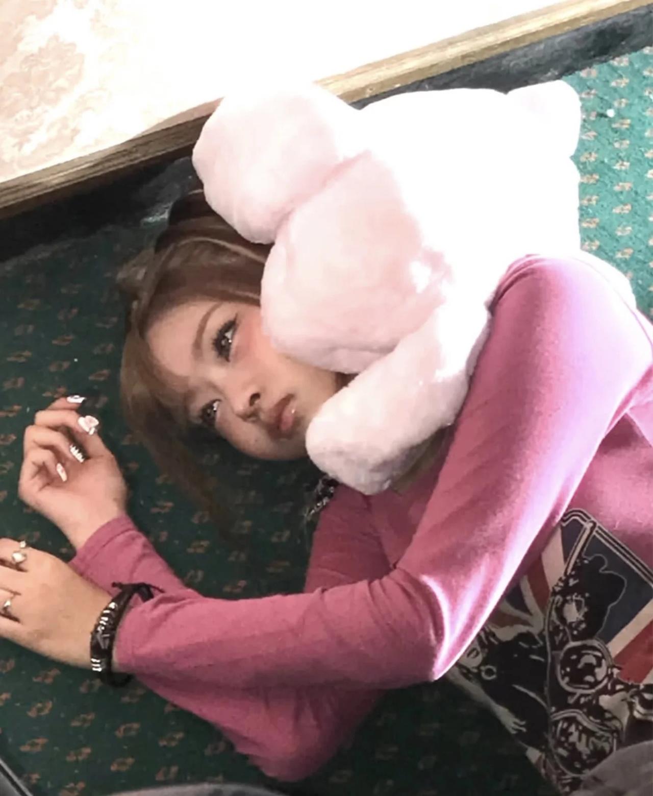 此女完全冷脸萌的神❣️
非常热衷于给自己的照片添加各种小符号和emoji
个人风