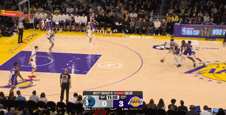 独行侠开场包夹东契奇，湖人同样包夹浓眉，湖人四个进球全都来自助攻，包括一次东契奇