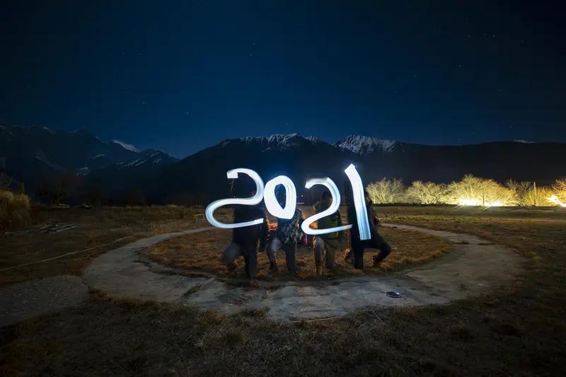 你觉得,哪种跨年更值得我们点赞? 跨年方式多种多样，有两种特别值得点赞。
一种是