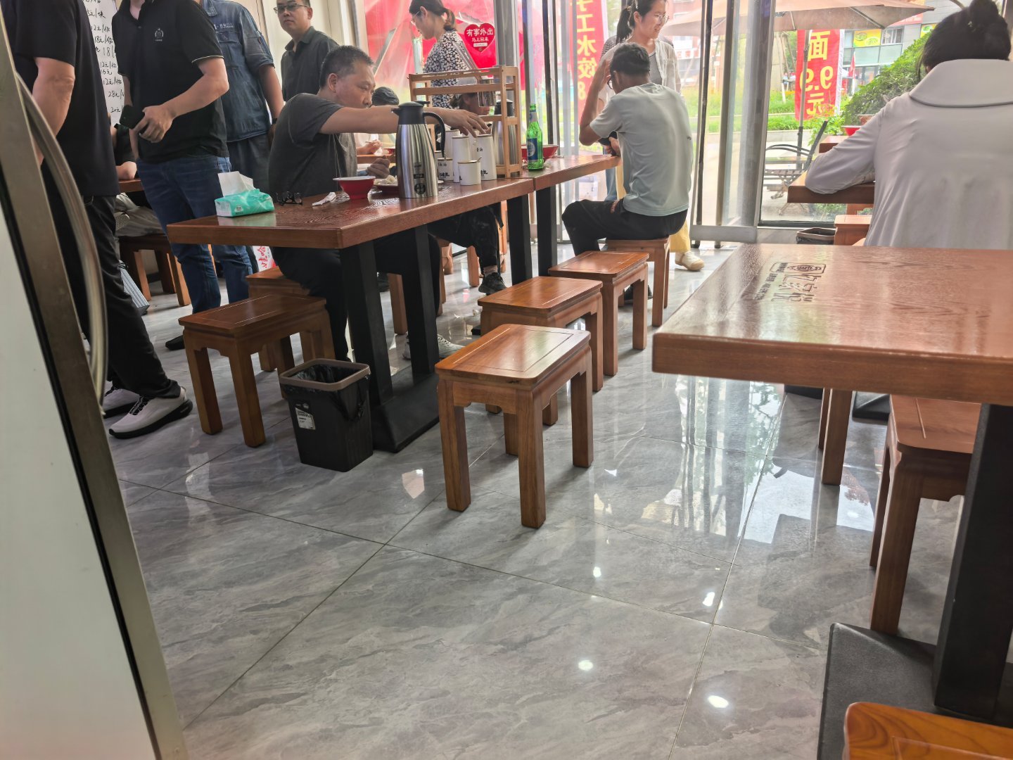 工作地方突然面店好多人，何意味啊这么多人