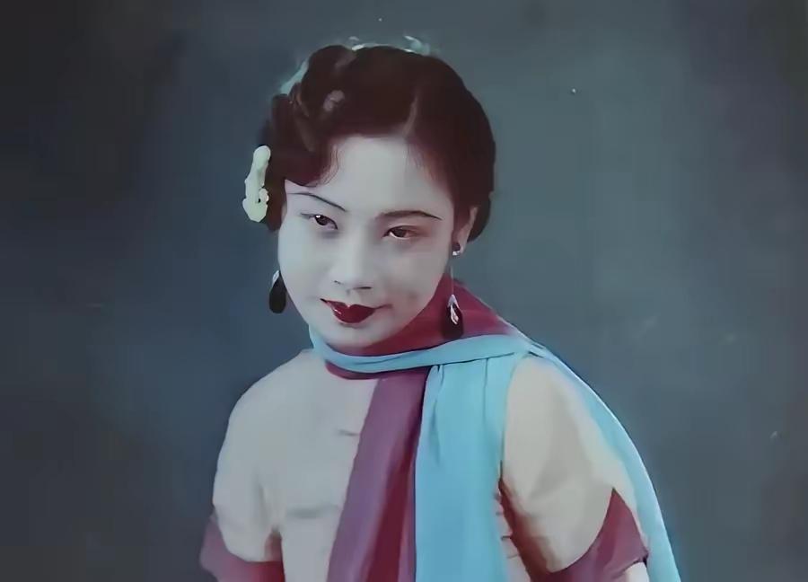 1943年，民国第一美女胡蝶，被戴笠强行霸占，胡蝶梨花带雨地说：“你占了我身，却