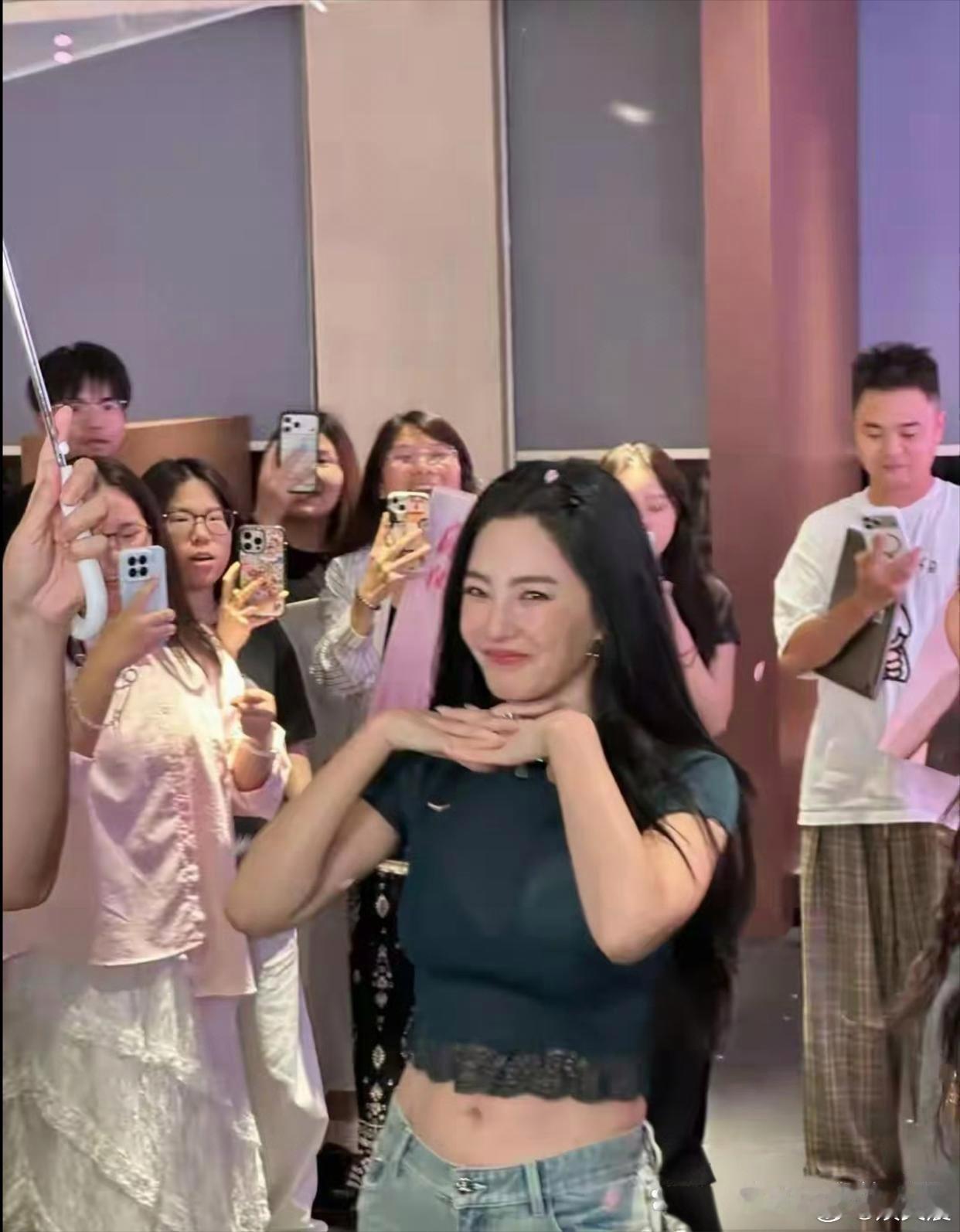 张雨绮独一份的女人韵味，都藏在从容舒展的体态上，线条饱满又有风情。 