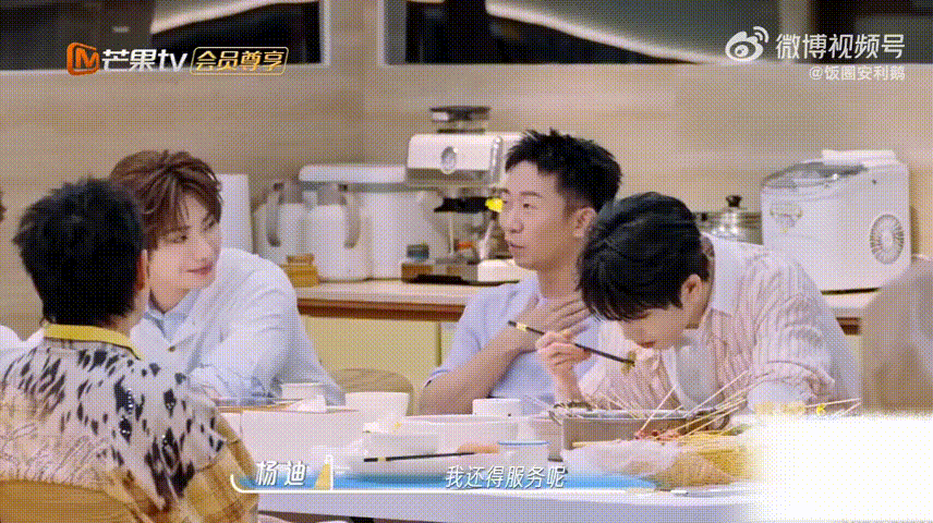 张凌赫没有固定发型师我们的宿舍别的艺人行程标配造型团队，张凌赫反倒一切从简，没有