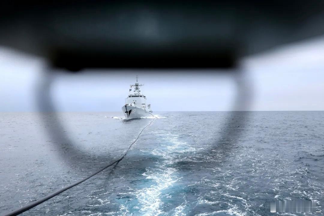 152济南舰进行横向、纵向航行补给：052C五号舰 