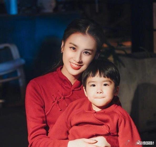 黄圣依也逃不过让孩子穿红色 被黄圣依的新年带娃日常戳中！就算是时尚感拉满的明星妈