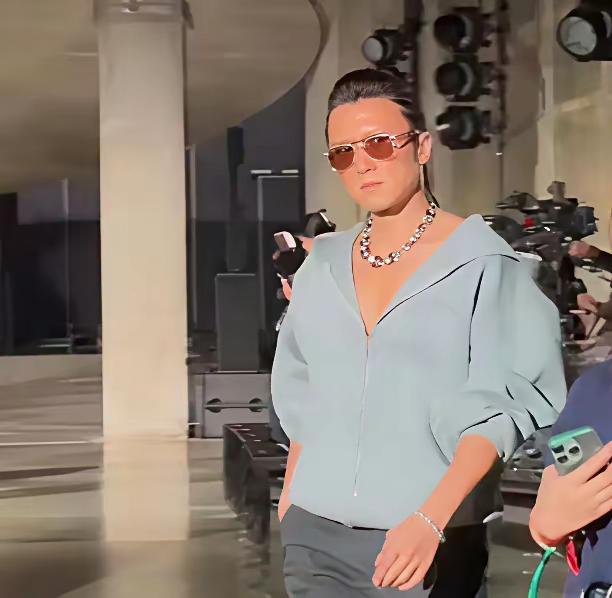 我感觉她要走她爹的老路
留长发戴眼镜
除了个子没他爹高
其他的已经浑然一体了[黑