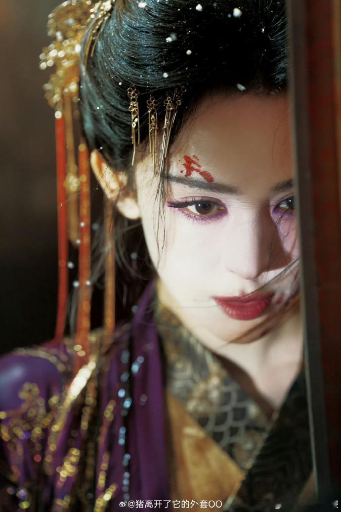 古力娜扎《玉茗茶骨》收官写真大片由夏弃疾拍摄，这份收官礼物融合仙气造型与角色坚韧