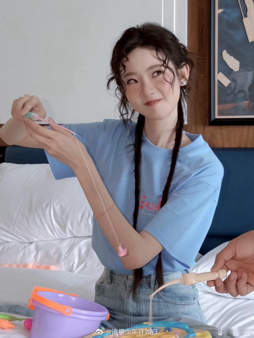 张艺凡复刻余小鱼造型张艺凡照片里一共有多少鱼 微博晒的照片里到处藏着小鱼元素。发