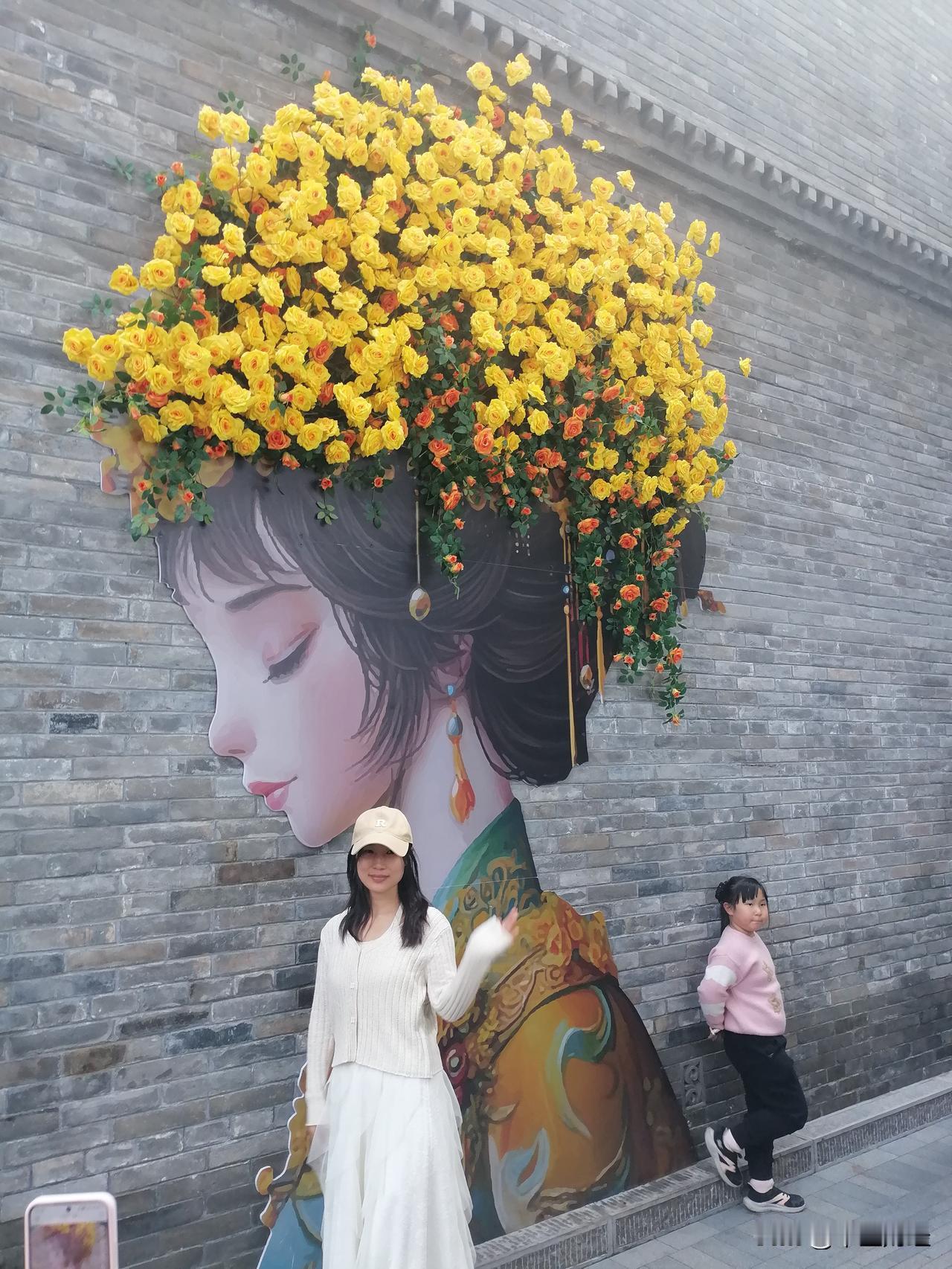 古巷深深！

窄窄的小巷，透过小巷子的那边，却是人声鼎沸，商业氛围浓厚！

石桥