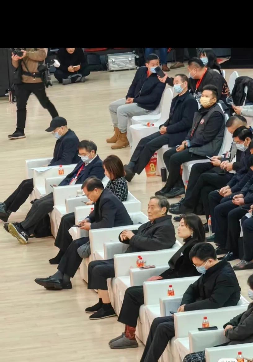 这张图十分珍贵!看一次哭一次!!!
图片来源是企业家宗老最后一次出席娃哈哈经销大