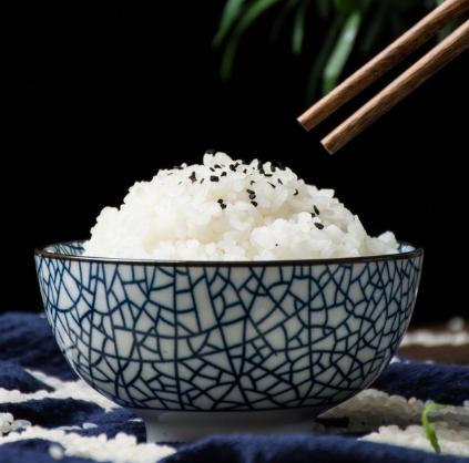 陕西渭南，7名游客爬完华山到一家餐馆吃饭，几人饿坏了，点了三盆米饭和一些菜，总消