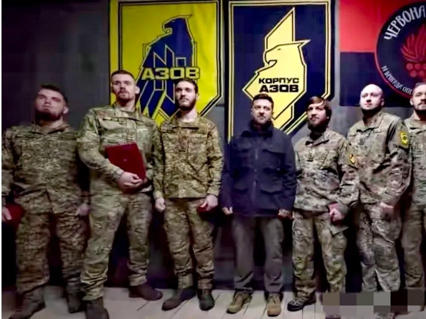 泽连斯基把战场当成了作秀场，只可惜你这灾星一到，城池必丢啊。泽连斯基不管是为了鼓