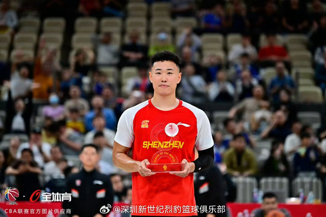 贺希宁昨晚领取了月度最佳球员奖杯，他最近又是连续三场比赛得分20+，本赛季至今场