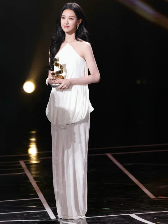 陈都灵 身着罗意威2025秋冬系列出席活动