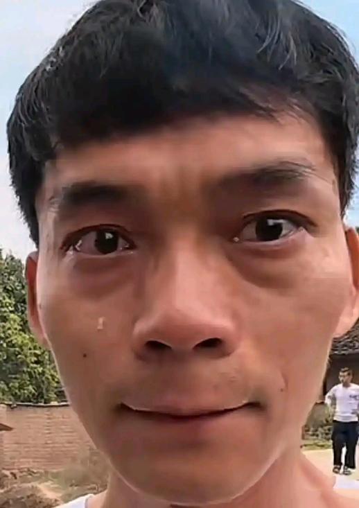 唐尚珺向来随性冲动、行事执拗，多年性情未曾改变，也因此与家人彻底疏远决裂。202