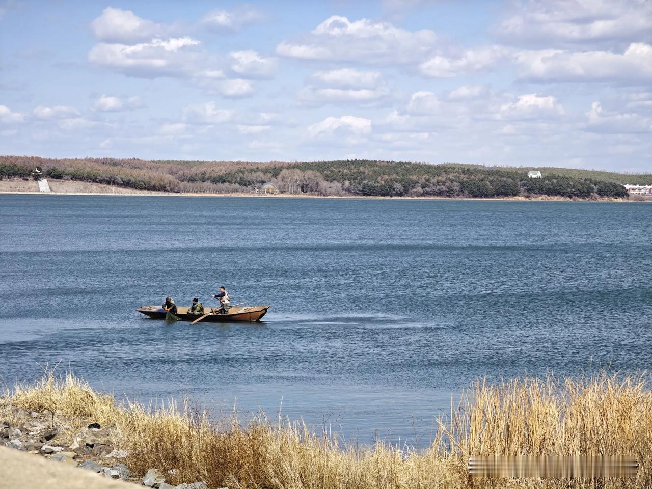 长春周末出逃地：双阳湖的静谧时刻！无风的天，湖面平静无波。湖心渔船缓缓撒网，勾勒