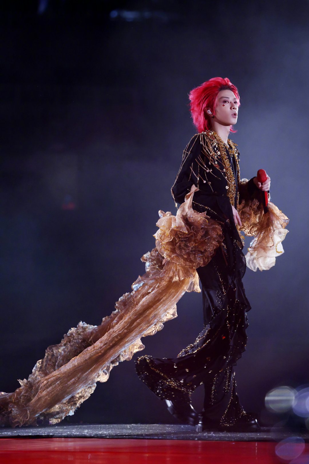 华晨宇骐骥红湖南卫视跨年演唱会 让「骐骥红」陪你从旧岁一路走到2026！这一抹红