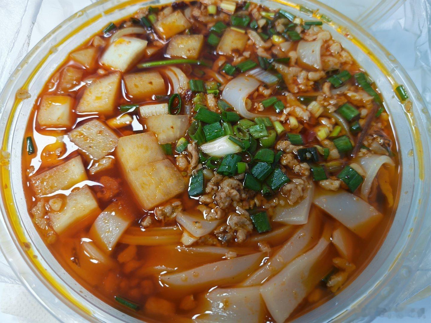今天吃河粉，酸萝卜是点睛之笔在身边