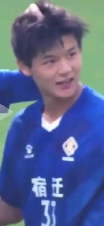 樊振东改行踢足球了吗？苏超在正火热进行中，在足球赛场上出现了一张熟悉的面孔，大家