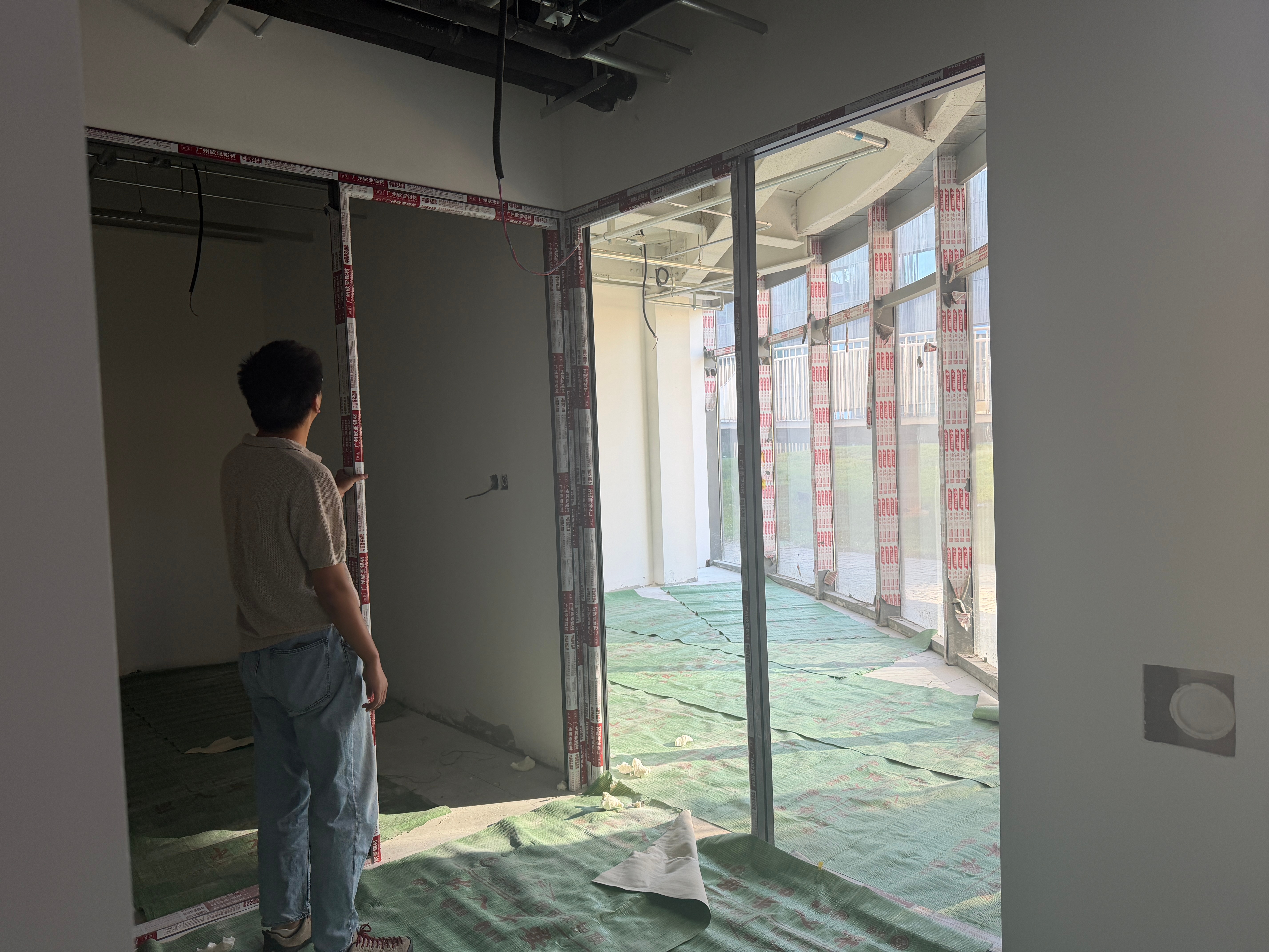 和兄弟们同步下北京公司的装修进度。目前刮大白、贴地砖均已完成，施工速度比预期略快