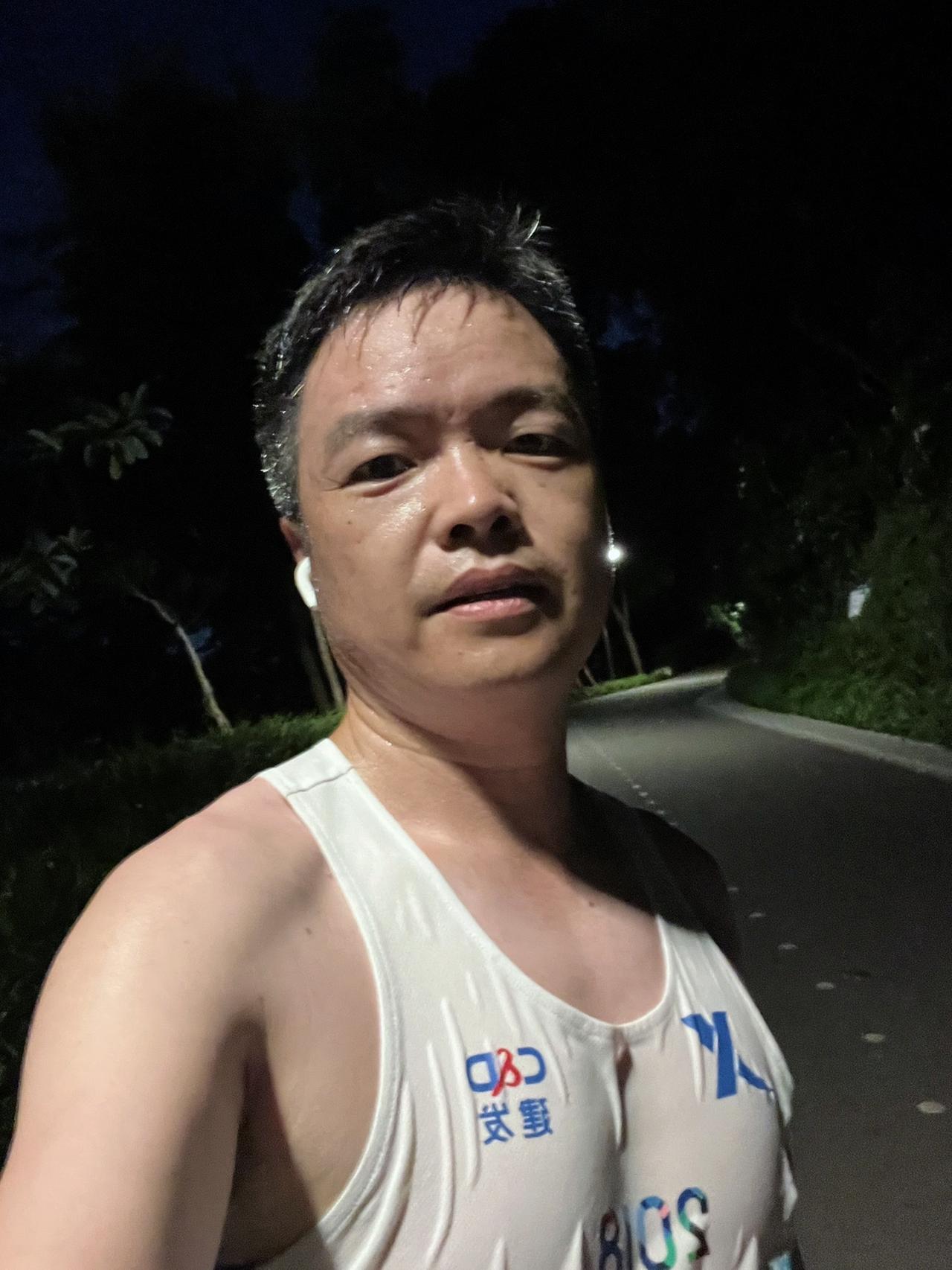 40岁，每周固定跑2次步
曾跑过3次全马3次半马
找不到答案就去运动 运动打卡 