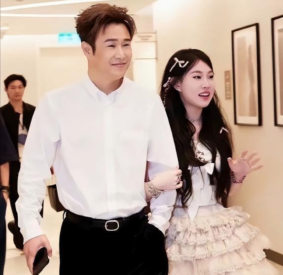 难怪小沈阳这么宠女儿，不遗余力的捧红她，为她开经纪公司，原来是沈佳润从小就为是小