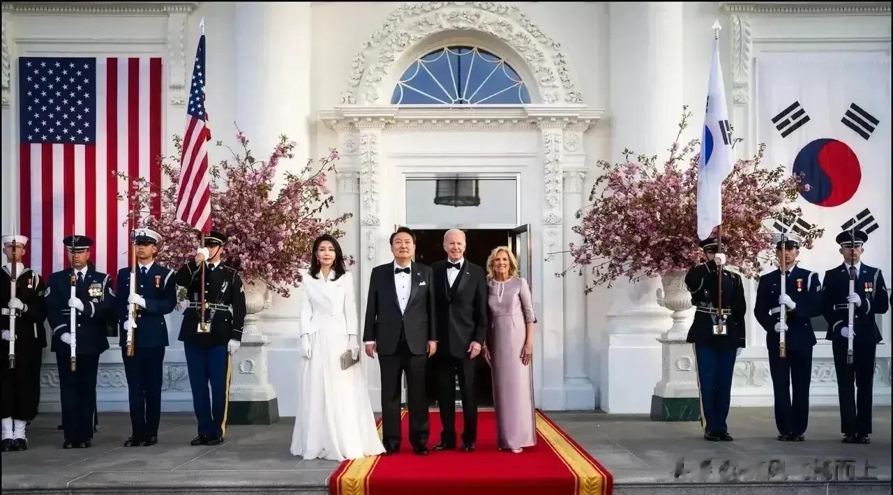 总算蹭上了红地毯！对比上次日本首相安倍访美都没有蹭上红毯，这次韩国人终于扬眉吐气