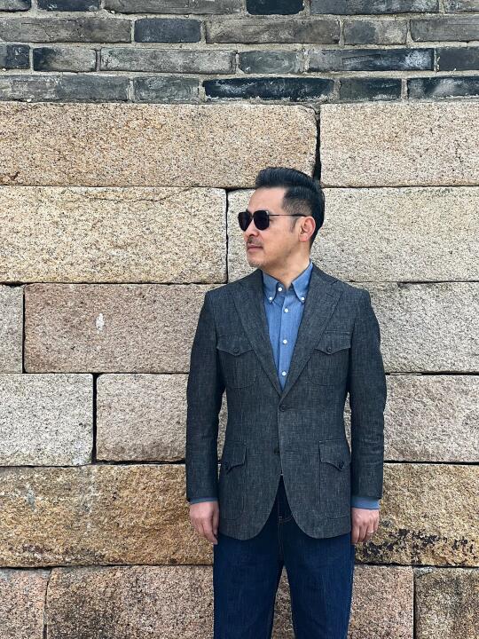 狂野与优雅，在这件衣服上达成了微妙的共谋